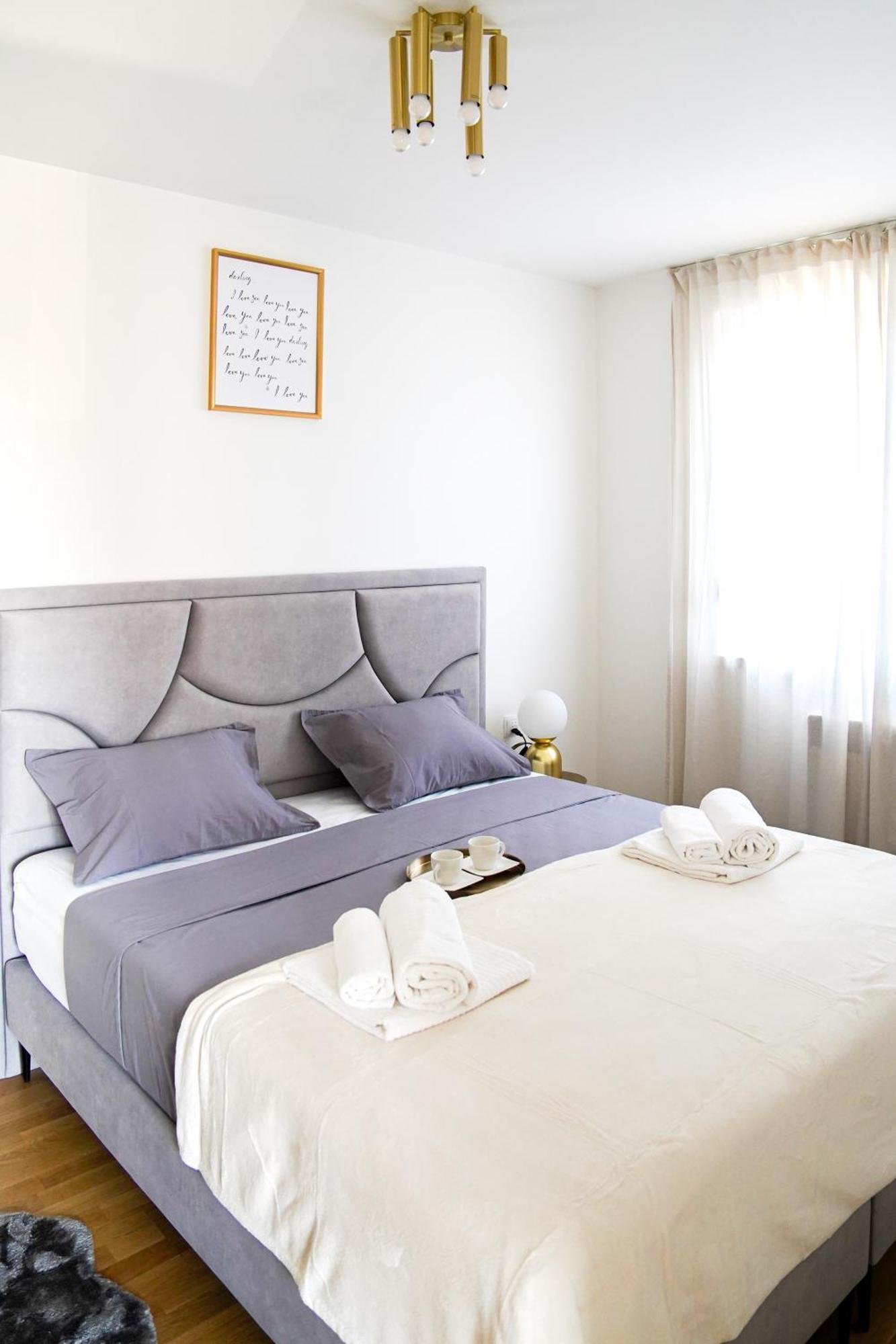 Stefani - Balcony & Free Private Garage Parking Apartment